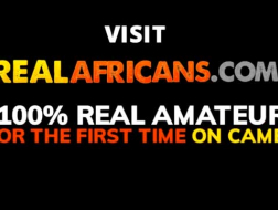 Ogromne cycki afrykańska laska odsłaniająca swoją rozciągniętą cipkę