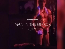 Петух зеркало лесбиянок лижут киски и секс -игрушки