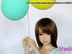 Muñeca asiática húmeda siendo juguetona con la computadora portátil en su habitación.