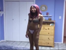 Sexy Ebony Girl si sta giocando la figa con una strisciata e gemendo mentre si cumm.