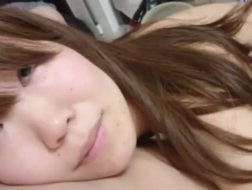 Sexy japansk tenåring kneler foran sitt sexy trinn fordi hun er veldig kåt og kåt.