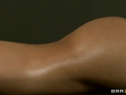 Asa Akira gosta de gastar seu dinheiro enquanto faz sexo rápido com seu cliente com tesão, no estúdio de massagem