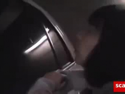 Mulher japonesa está sendo fodida na bunda e gritando de prazer enquanto tem um orgasmo