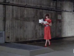 Красная женщина с большими сиськами, Ая Сакурай облизывает большой черный член и получает его глубоко