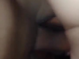 Adolescente gostosa de biquíni mostrando seu bico peludo