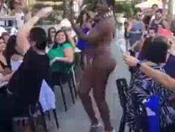 Ebony Lady está teniendo sexo hardcore con un turista, mientras juega con su polla masiva.