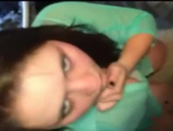 Pullowa pielęgniarka z niebieskimi włosami uprawia seks w lokalnym szpitalu podczas rozmowy telefonicznej
