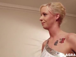 La bionda tedesca tatuata sta cavalcando il cazzo della sua amica, mentre sono di fronte alla telecamera.