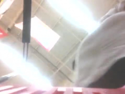 Ebony milf sta succhiando il cazzo davanti alla telecamera, mentre viene scopata duramente dalla parte posteriore