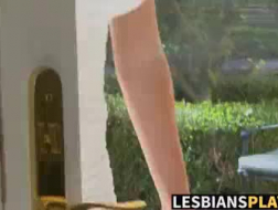 Big Titted Blonde está fazendo sexo anal com seu parceiro, enquanto esfrega seus peitos grandes