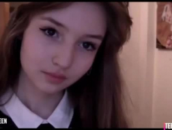 Sexy Russian Schoolgirl con tette naturali fa dita i buchi da suo padre.