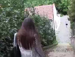 Hongaars meisje zuigt twat op de achterbank.