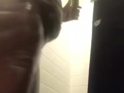 Femme noire mature excitée tirant une bite adolescente