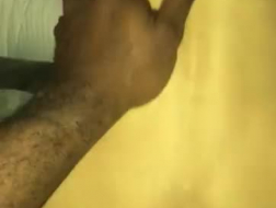 Black Guy sta spingendo il suo grande cazzo in profondità nella fessura bagnata di una ragazza bianca