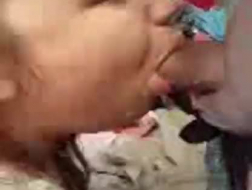 Grube latynoskie nastolatki oblizują sutki i rozkładając swoje cipki usta