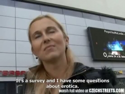 Tschechische Straßen - Blondie Mama auf der Straße abgeholt