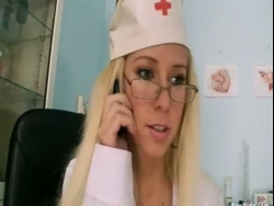Kinky verpleegster geeft hoofd hard aan