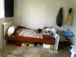 Aziatische tiener stond stijf in haar hotel appartement door haar gekke man