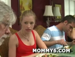 Blondie mommy treina teenage como puxar jizz-shotgun
