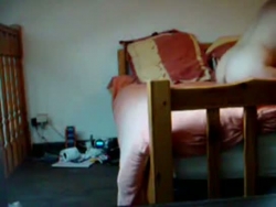 Skjult webkamera fanger min wooly mor fingerblåsing på sofaen