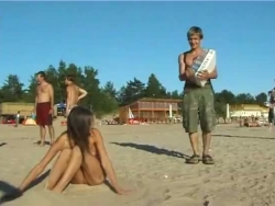 spion bare vrouw opgehaald door voyeur webcam op kale strand
