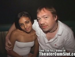 riesig-chested Teenager Latina fressenden Spunk im Porno-Theater