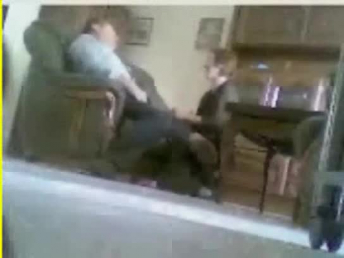 webcam cachée attrape maman et le père ayant seul à la maison de joie