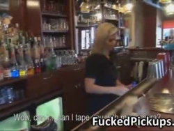 smeltet bartender blinker hennes funbags og deepthroats en fremmede salami