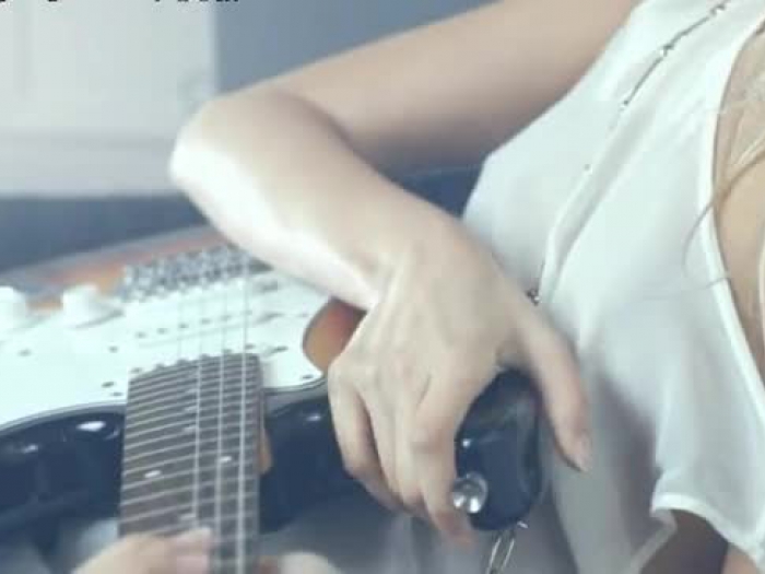 Luxus-ash-blonde und ihre Gitarre