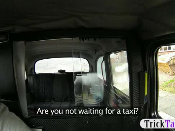 promiskuøs british prostituert med tykke imponerende knockers blir banket av en drosjesjåfør