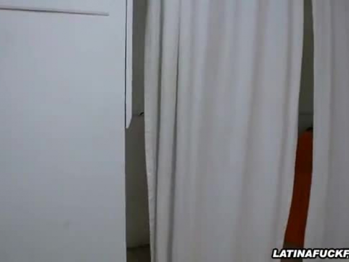 latina Sticheleien und fellates STIFFY in einer Umkleide Wohnung