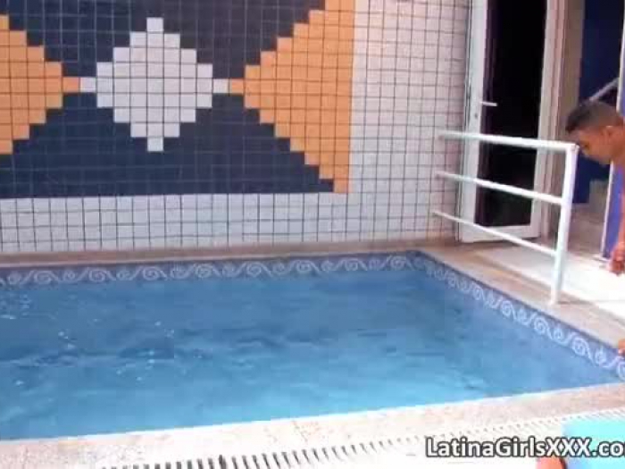 piscine soiree avec étourdissement latina super-mignon deepthroating