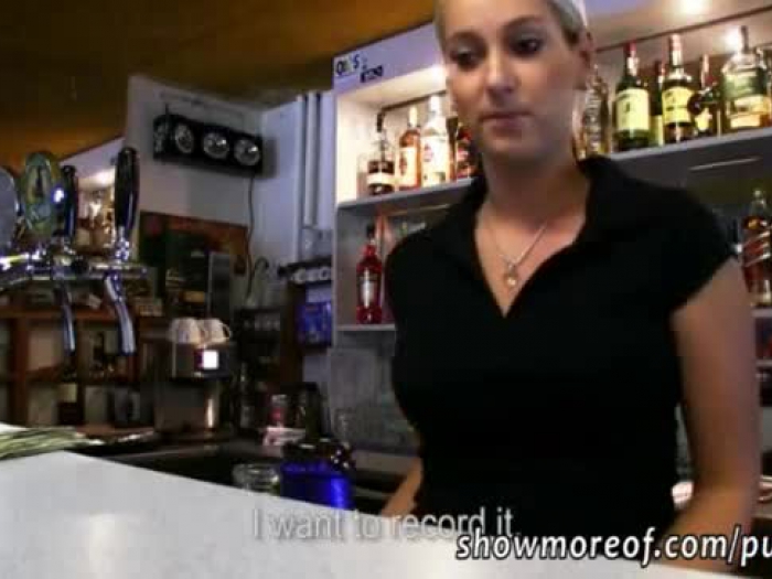 barmeisje Lenka uit europa snee porked voor een stuk van contant geld