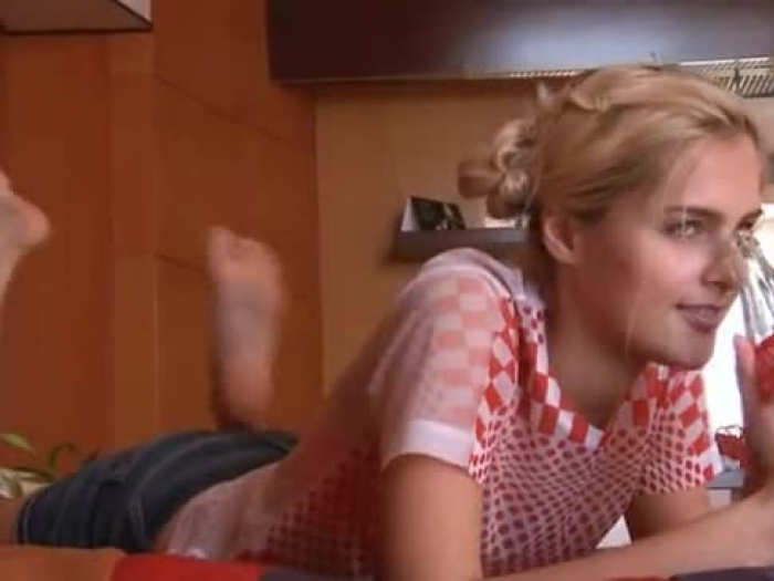 Blondie ruso estrella pornográfica utilizando coca cola
