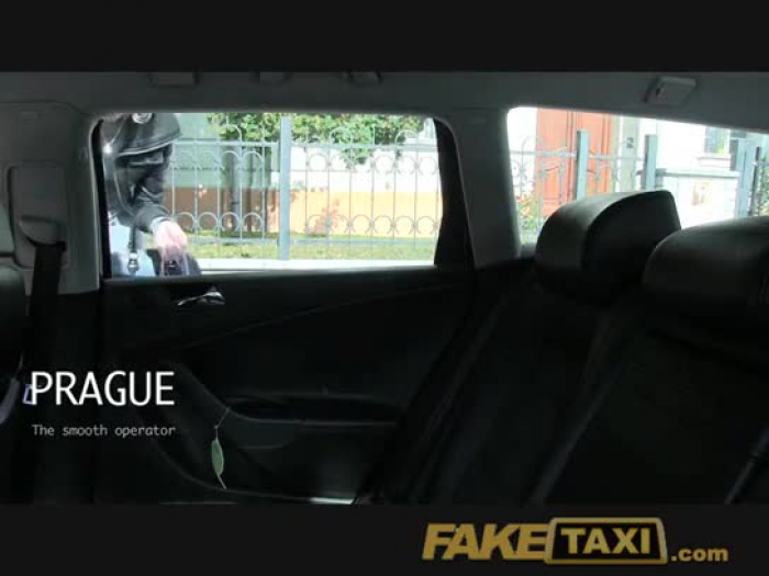 faketaxi блондинка получает обманом такси DT