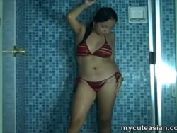 mi nake novia asiática en la ducha