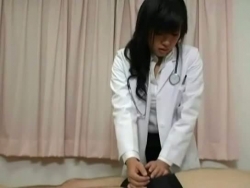 seins énormes infirmière japonaise devient super-humide