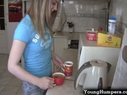 Teenager-Nymphe nimmt es tief in der Küche