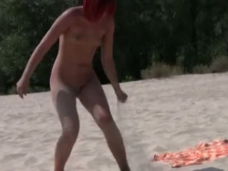dikke bol en slank tiener nudisten lay-out in de zon