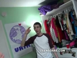 adolescentes excêntricas em filme dormitório Conexão para palhaçadas e você não vai acreditar quem fica corcunda