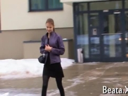madre rusa sorprende a su hijo pajeandose y se lo folla