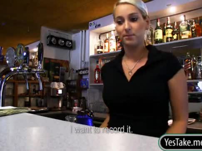 Bartenderen lenka boret og jizzed på henne boobies for et stykke av kontanter
