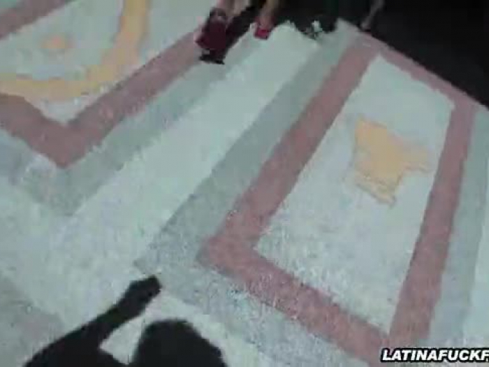 latina exhibitionist deepthroats lolly in een hotel trappenhuis