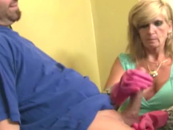 kinky mature Mama zupft Speer mit Handschuhen