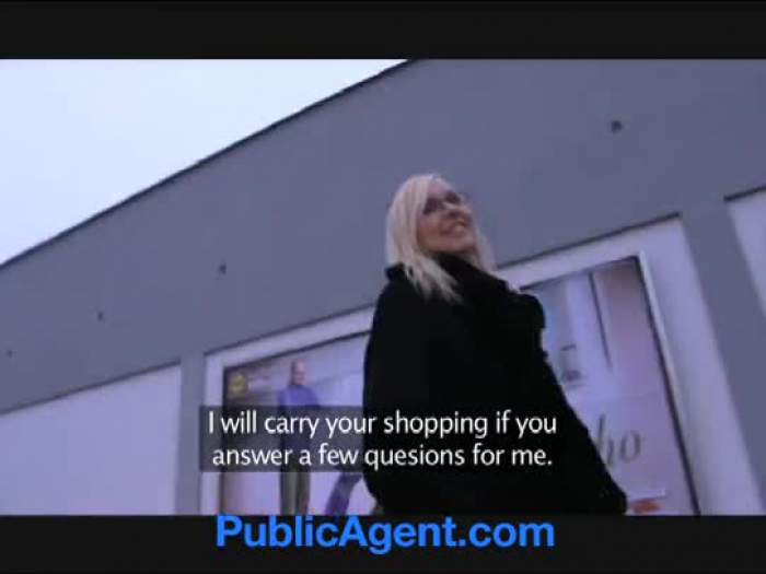publicagent outdoor romping with jaw-dropping blond in glasses