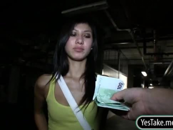 tsjekkisk chick mona boned på en parkeringsplass for noen penger