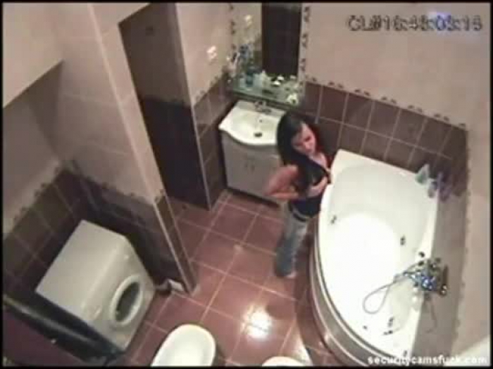 onervaren duo betrapt door beveiligingscamera boor in badkamer