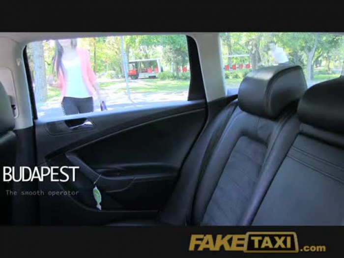 donzela jovem faketaxi pregado para compensar tarifa de táxi