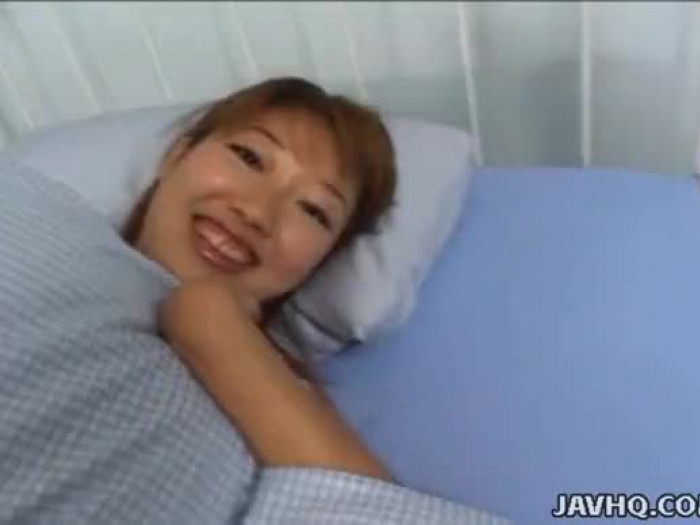 japoński nastolatek budzi się i daje HJ parze bez cenzury