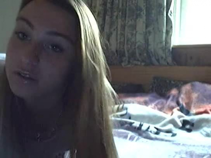chica desnudandose por la web de webcams y masturbandose